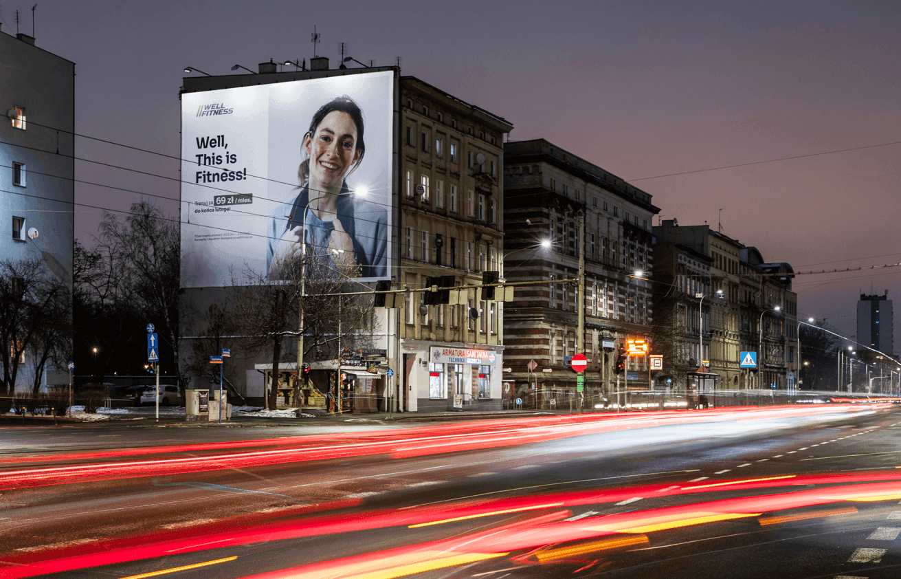 Reklama wielkoformatowa w nocy